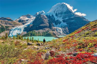 Wanderer bewundert den Mount Robson